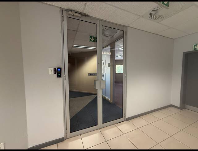 555M² OFFICE TO LET IN PARKTOWN
